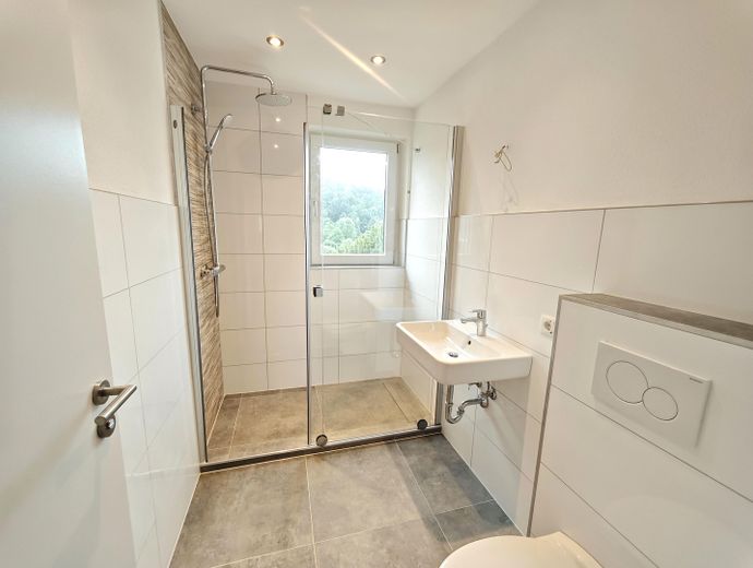 Neues Bad mit Regendusche