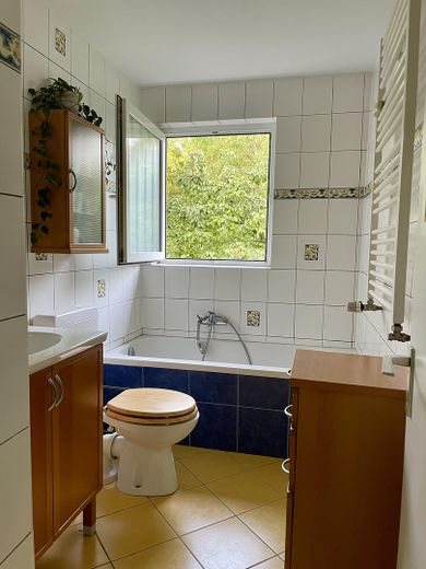 Im Grünen und doch mittendrin – charmante Doppelhaushälfte mit parkartigem Garten in Staufen – Bad / OG