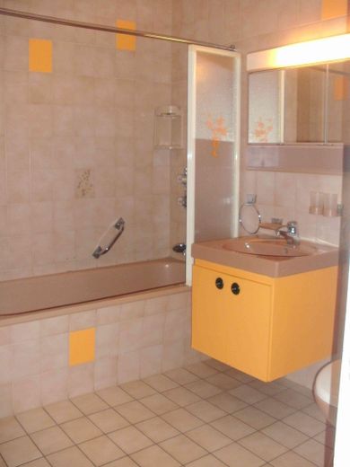 renov.bedürft. 3,5-Zi-Whg mit Balkon und EBK samt sep. DG-Whg. im Rohbau, in freundl. MFH in HN – Badewanne und WB