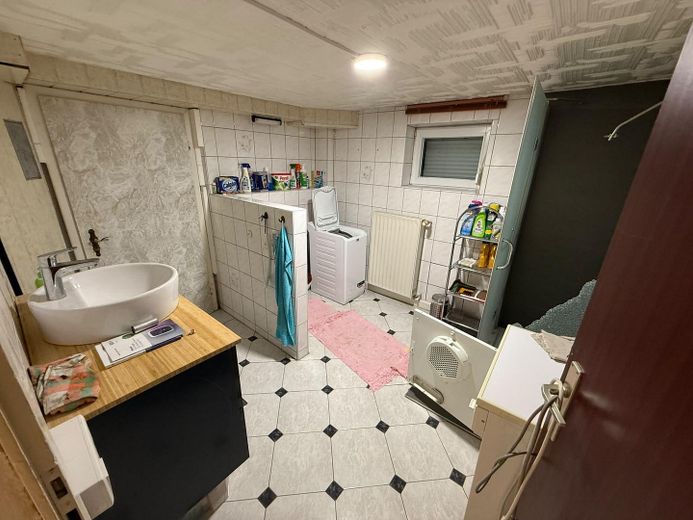 Casa unifamiliar con 1209qm de terreno y más de 250qm de superficie útil – Bad mit Waschmaschine Keller