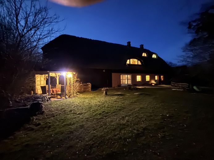 Haus, Bauernhaus, Landhaus, ländliches Idyll in ruhiger Lage. Ein Landhaus , das die Seele berührt – Ansicht bei Nacht