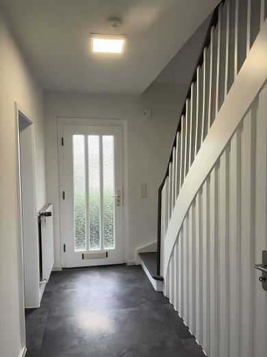 ***Zmodernizowany, mały dom szeregowy z ogrodem i tarasem w centrum Bad Honnef*** – Flur