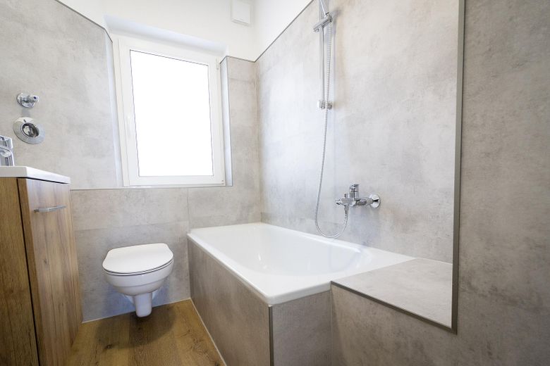*Sin comisión*, *Modernizado*, *Porción de jardín* Venta de piso en planta baja en Niederwerrn – Tageslichtbad