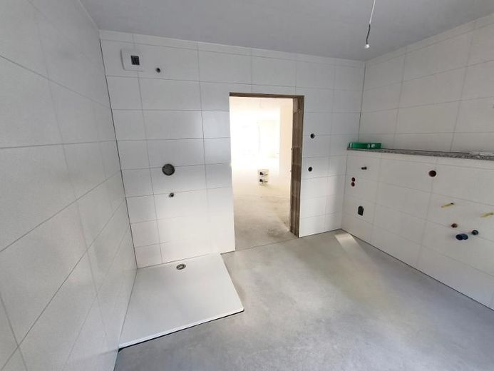 4 Zi. Wohnung (Nr. 3) im EG mit Balkon – Bad mit Dusche, Waschmaschinenanschluss und Fenster Bild 3