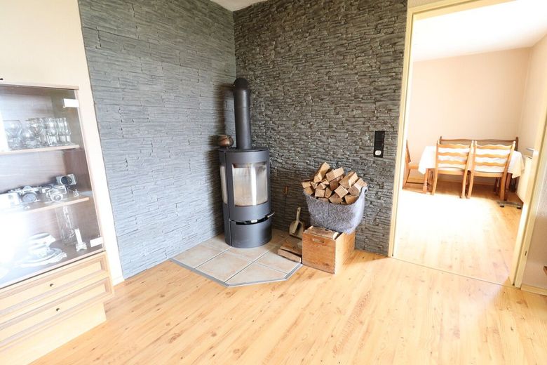 Großes EFH mit PV-Anlage, Kamin, Keller, Garagen und herrlichem Garten ! – Kamin EG