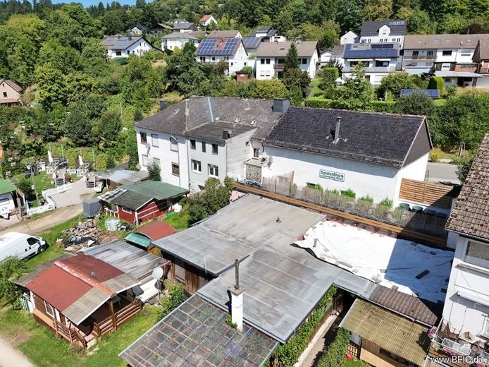 Campingplatz, Zimmervermietung und Gastronomie - gepflegte Familienexistenz in der Eifel – Gebäuderückseite