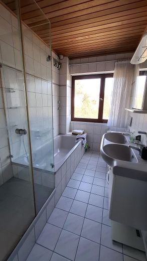 Maison bifamiliale avec jardin mature + 2 garages dans un bon emplacement, sans commission pour l’acheteur – Bad OG