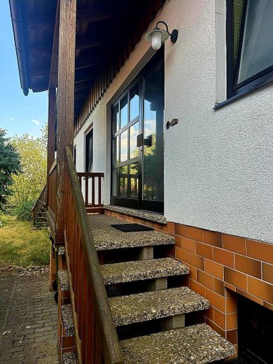Wohnensemble aus zwei verbundenen Hausteilen – 244 m² Wohnfläche, Wintergarten & Sauna – Eingang Garten