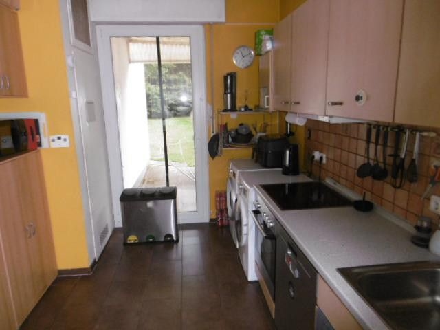 Küche mit Ausgang zum Garten