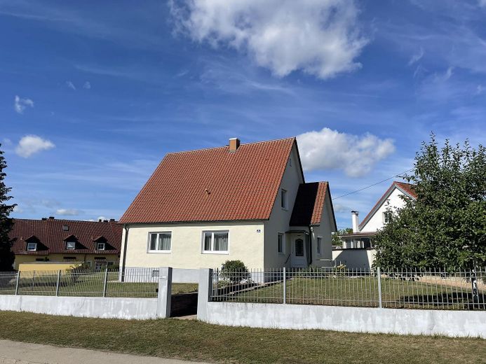 Freistehendes Einfamilienhaus mit großem Grundstück und viel Potenzial in Kühbach – Grundstückansicht Ost