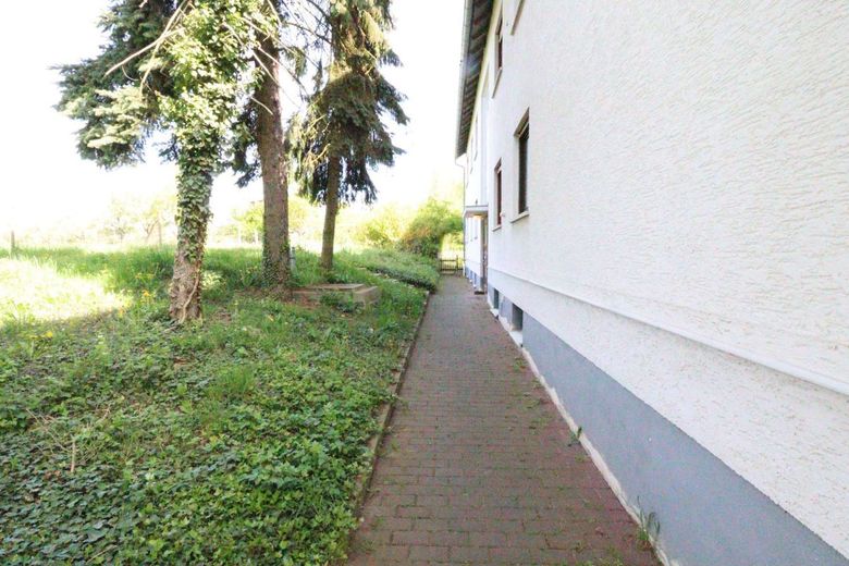 WRS Immobilien - Rockenberg -  MFH mit 9 Einheiten + 6 Einzelgaragen - Renditesteigerung auf 4,94 % – Zuwegung Hauseingang