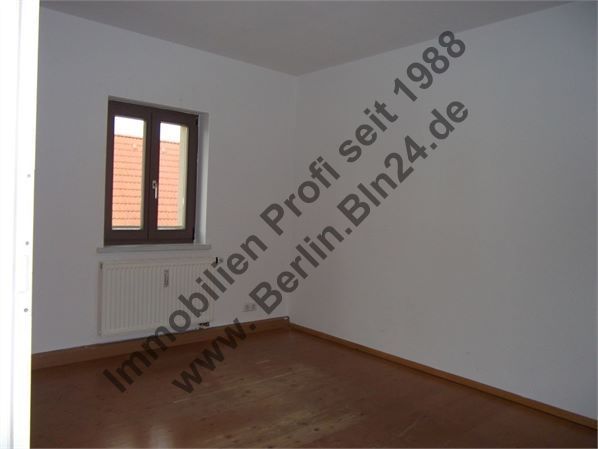 Halle + frisch renovierte Wohnung, WG tauglich – DG mitte Schlafzimmer