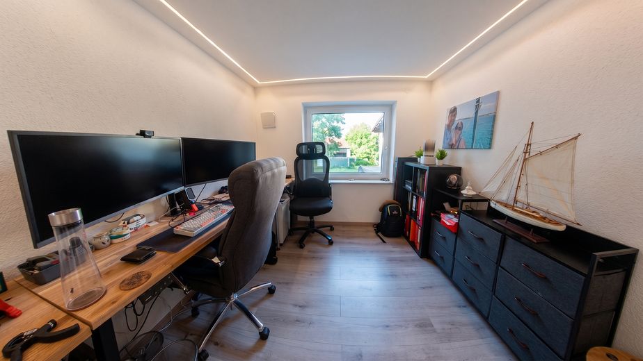 Modernisiertes Familienhaus mit Pool, Sauna, Flächenkühlung/Heizung, Smart Home & PV-Anlage – Arbeitszimmer