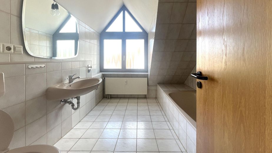 helles Bad mit Badewanne oben