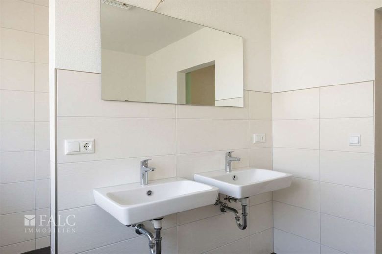 Klimaanlage + Komfort auf 149 m² im 1. OG , 5 Zimmer, Doppelcarport, HG nur 430,- – Badezimmer 1