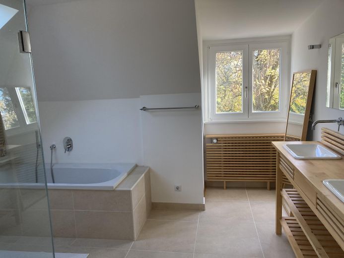Große Altbau-Villa in Augsburg Göggingen - Exklusives Haus mit Garten – Bad im Dachgeschoss