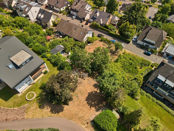 Terreni attraenti in posizione esclusiva in altura: vista panoramica sulla città di Bernkastel – Bauplatz gegenüber