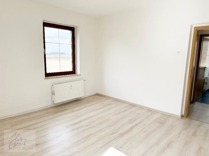 ***WOHNEN IM GRÜNEN*** - Komfortabel, ruhig und familienfreundlich... 3-Raumwohnung mit Tageslichtbad und opionaler Einbauküche ab sofort zu vermieten – Schlafzimmer mit Blick Richtung Flurbereich