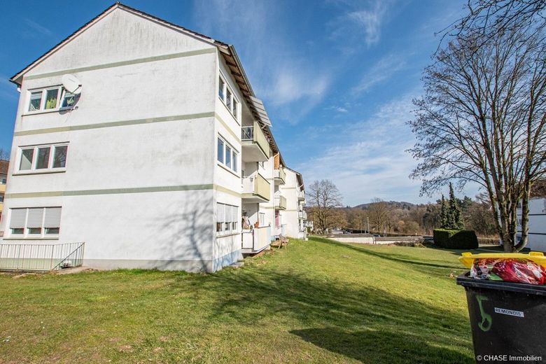 Renovierte Hochparterre-Eigentumswohnung im schönen Blomberg - Kapitalanlage mit Zukunft! – Seitliches Grundstück rechts