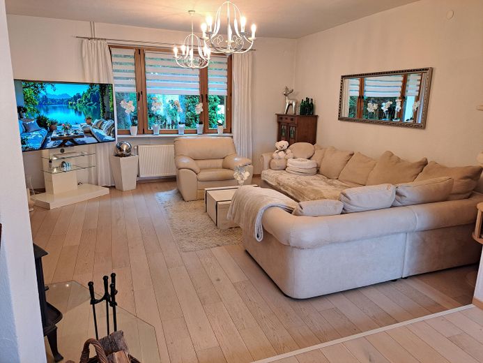 Groß Köris’te su kenarlı taşınmaz, İskele ve misafir evi bulunan seçkin göl mülkü- komisyonsuz – Wohnzimmer