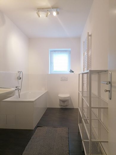 Großzügiges, helles Haus in ruhiger Wohnstraße (30km-Zone) in Pinneberg-Waldenau. – Bad-EG-2