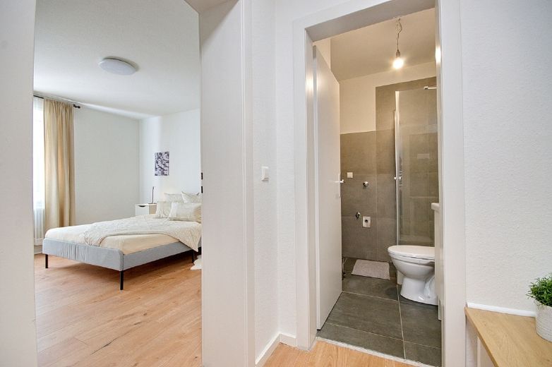 Bright, attractively furnished apartment with balcony and internet access, quiet and centrally located, approx. 200 metres from the “Planckstraße” underground station – 46035536e24918c0a6acf207a16dcc52ada39db5.jpg