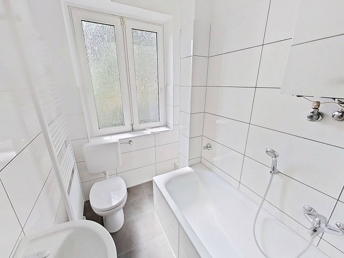 Un luogo in cui sentirsi bene: appartamento al piano terra di 2 locali con bagno con vasca – Ansicht I: Bad
