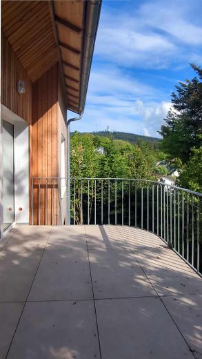 Energieeffizientes Einfamilienhaus (A) mit Panoramablick im Taunus – Blick vom Balkon in Richtung F
