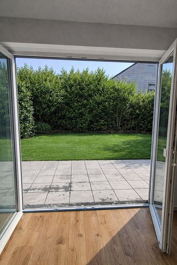 Neubau-Reihenhaus mit Terrasse 140 m² Familienhaus mit sehr niedrigen Energiekosten (EH-40 + PV) – Blick auf die Terrasse