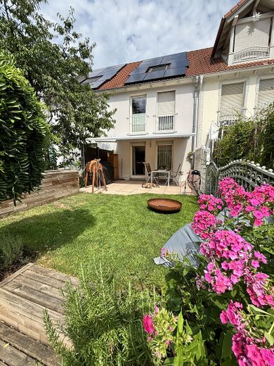 Ein Reihenhaus in Bensheim mit Platz für die ganze Familie – Garten, Terasse, Hochbeet