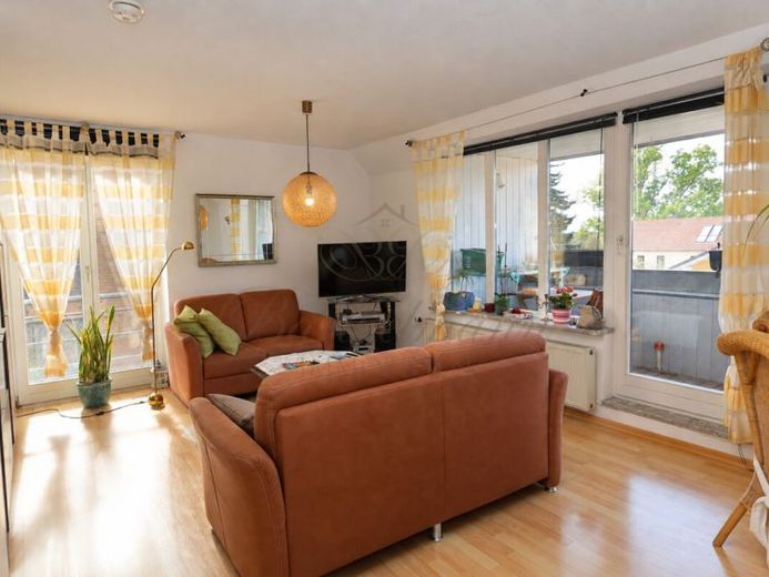 Helle 3-Zimmer-Dachgeschosswohnung auf 2 Ebenen mit Loggia & Carport – vermietet für Kapitalanleger – Foto 1