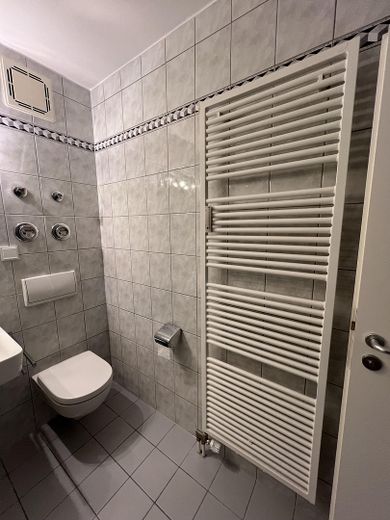 Frisch renovierte 2-Zimmer-Wohnung mit neuer Einbauküche und Balkon in Sendling-Westpark – Badezimmer