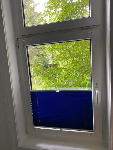 Schicke kleine Wohnung voll möbliert und löffelfertig incl. WLAN – Plissee am Schlafzimmerfenster