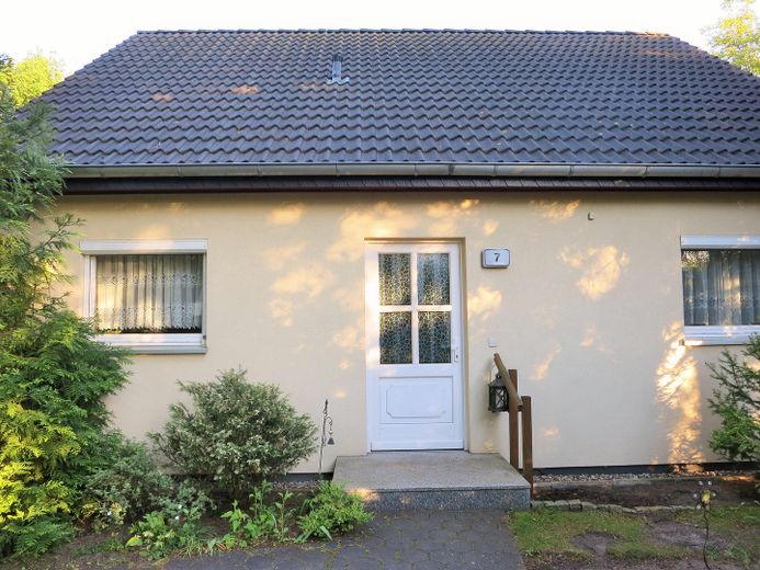 Schönes Haus im Grünen mit Garten & Garage in Berlin Kaulsdorf – Hausansicht vorne 