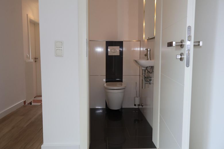Hell geschnittene 105 m² Einliegerwohnung mit Terrasse & Wohnküche – Gäste-WC