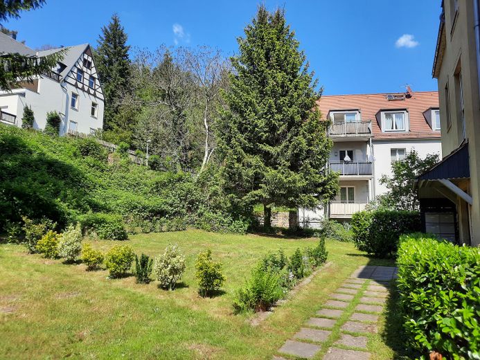 Wohnen mit Charme in attraktiver Lage: Dresden-Bühlau, Grundstraße 165 – Garten / Eingangsbereich