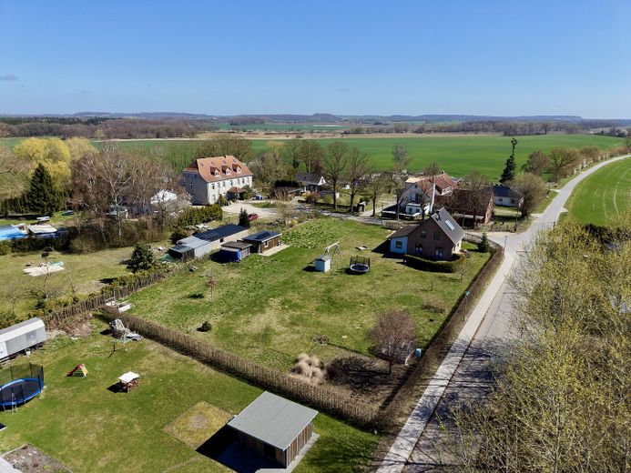 Provisions- und bauträgerfrei: Voll erschlossenes Baugrundstück in Kartlow – 10 Min. bis Wismar! – Drohne West