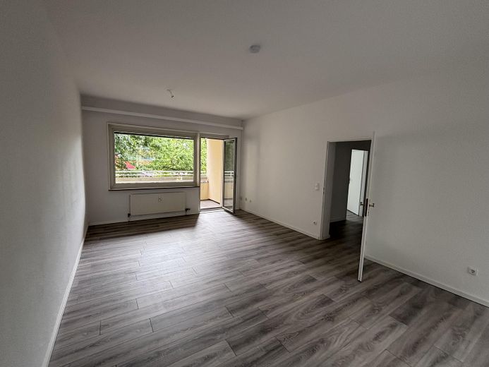 Luminoso apartamento de 3 habitaciones bien distribuido cerca de Bahnhofstr. en Lichtenrade – Wohnzimmer gen Süden!