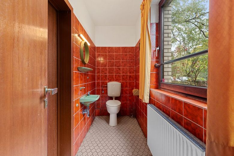 Sanierungsbedürftige Doppelhaushälfte mit großzügigem Grundstück und Doppelgarage in HH-Rahlstedt – WC