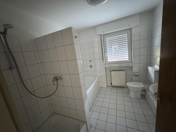 È richiesto il WBS!!! Occupazione minima 3 persone. Appartamento di 3 locali adatto alle famiglie con terrazza, accessibile senza barriere – Bad