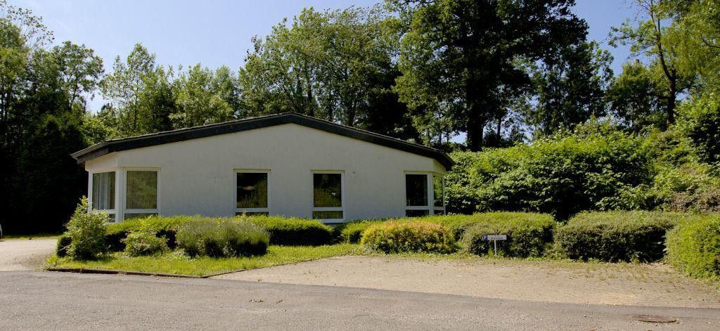 Modern commercial unit / office space for rent in a well-maintained location – Photo 3