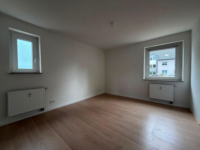 Helle 3 Zimmer Erdgeschoss Wohnung, frei ab 01.09.2026 – Zimmer 3 Blick zu Fenster