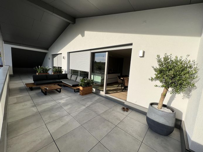 Exclusivo piso de 6 habitaciones con una suite principal, opción de refrigeración y dos grandes terrazas en la azotea – Loggia