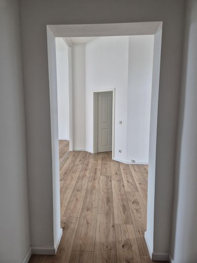 Erstbezug nach Sanierung – Stilvolle 4-Zimmer-Altbauwohnung mit 126 m² – Flur zum Schlafzimmer