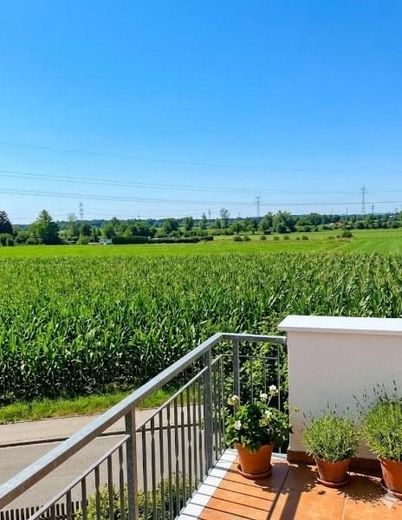 Aussergewöhnliche 3,5-Zi-Maisonette-Wohnung, 2 Wohnebenen, Stadtrandlage, offener Kamin,Einzelgarage – Blick vom Balkon ins Grüne
