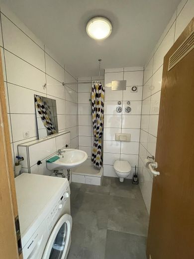 Práctico apartamento urbano de 27 m² | Amueblado | Cocina equipada | Balcón | Lavadora – Bad 