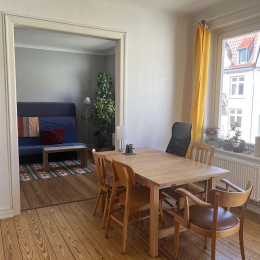 gern an WG`s, Charmante Altbauwohnung mit 2 Balkonen, 3–4 Zimmer, EBK, Bad mit Badewanne – Essplatz
