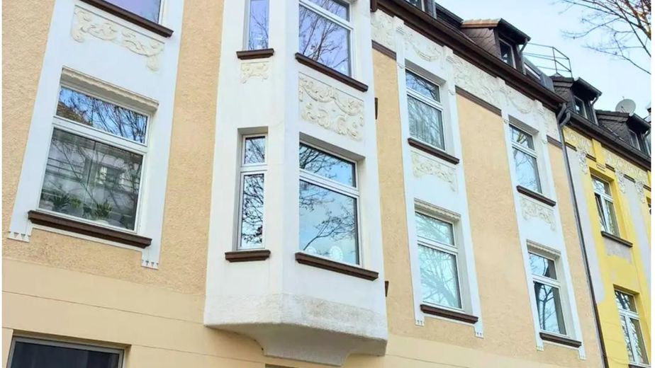 Immeuble ancien à aimer – appartement lumineux de 2 pièces avec balcon et garage dans un emplacement privilégié en centre-ville – Erker