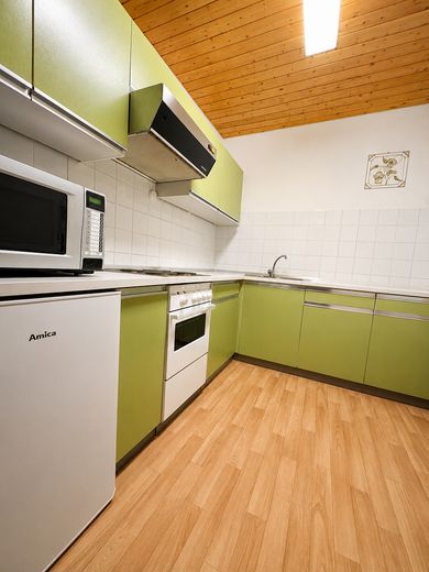 Gemütliche 1,5-Zimmer-Wohnung mit Balkon, Einbauküche & Stellplatz in Bad Teinach-Zavelstein – Küche