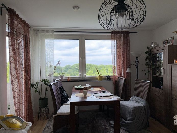 *Schicke und sanierte ETW zur Selbstnutzung in der schönen Landeshauptstadt Kiel !!!* – Wohnzimmer zum Balkon